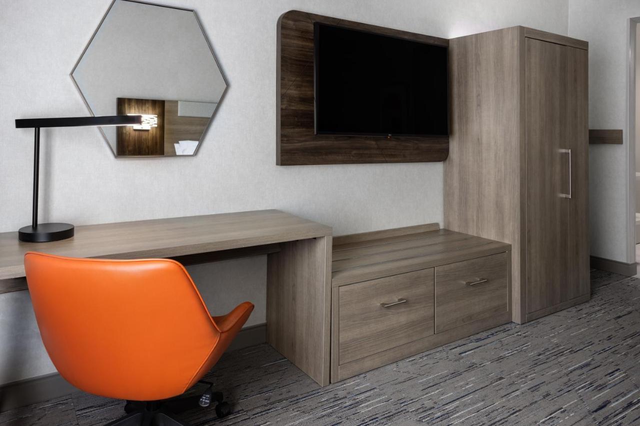 King Room with Roll-In Shower - Communication Mobility Accessible,1499295139:JPEG