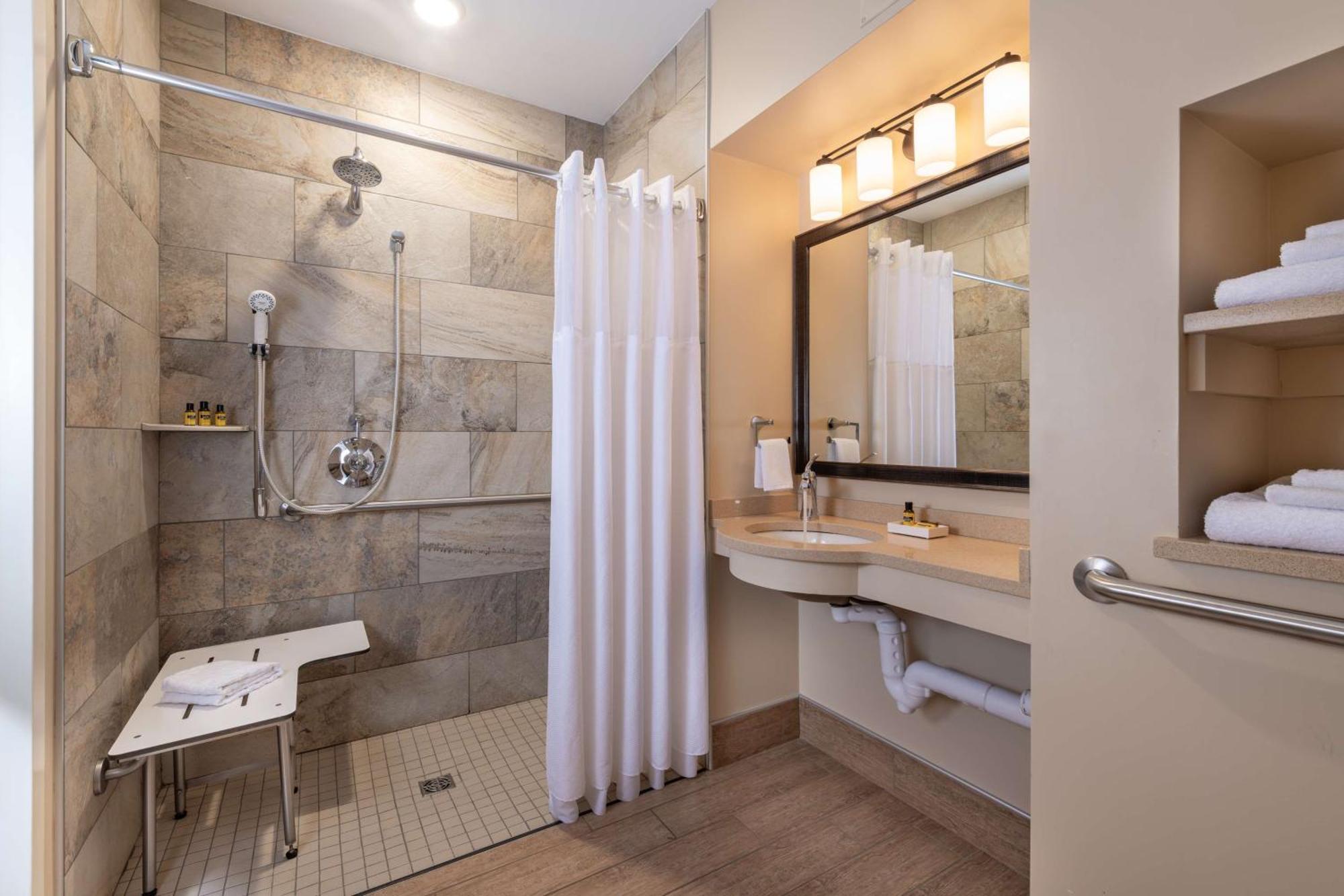 Queen Room with Roll-In Shower - Disability Access