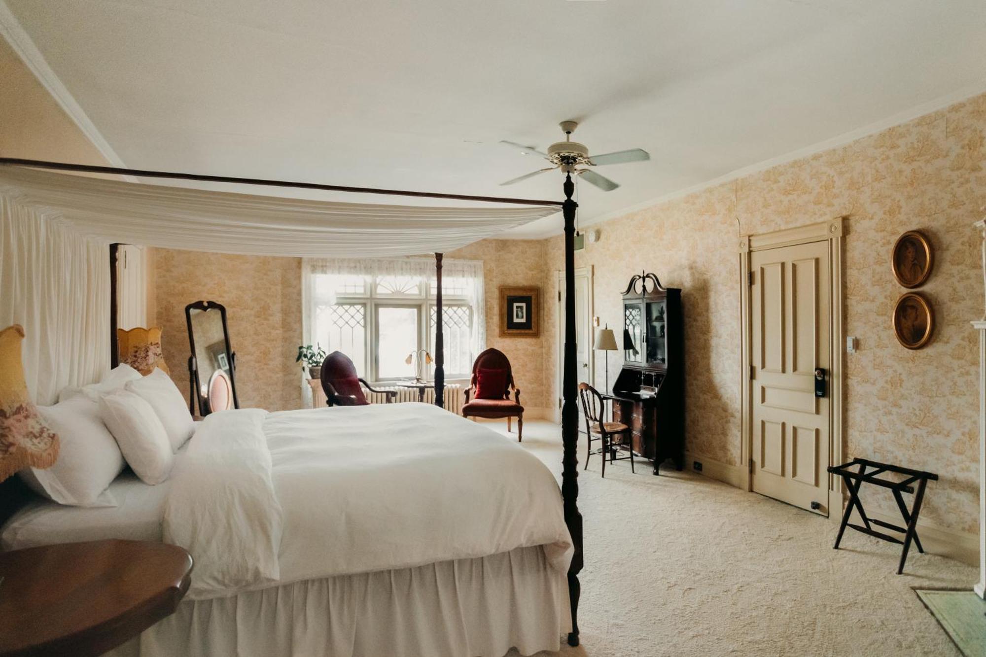 Deluxe King Suite