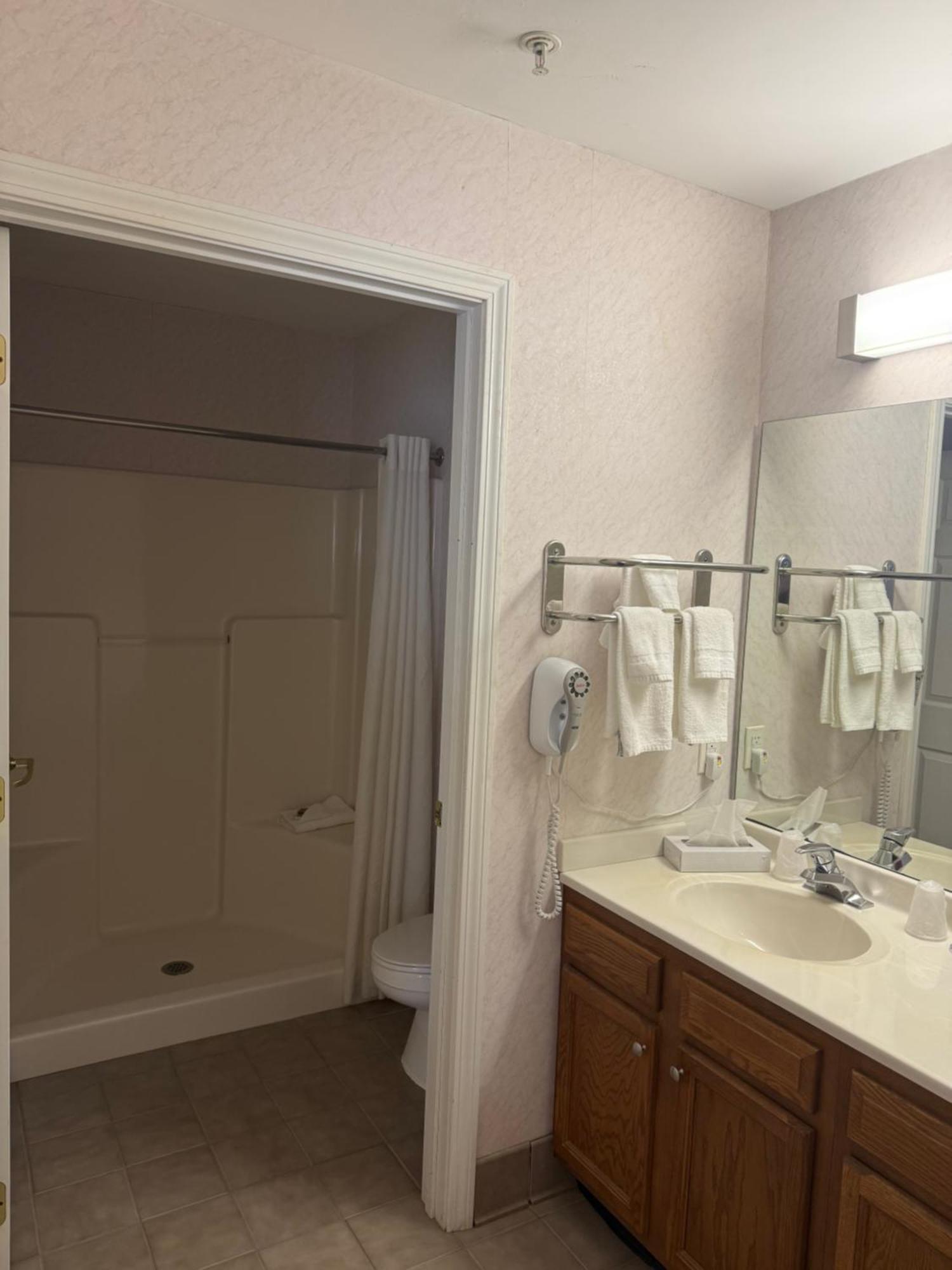 Deluxe Jacuzzi Suite