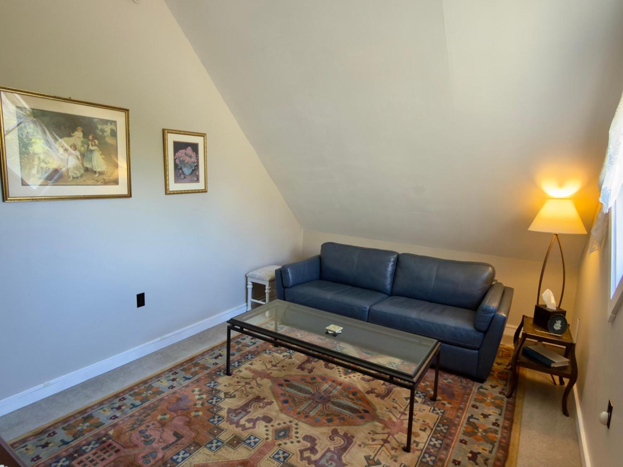 Deluxe Queen Suite