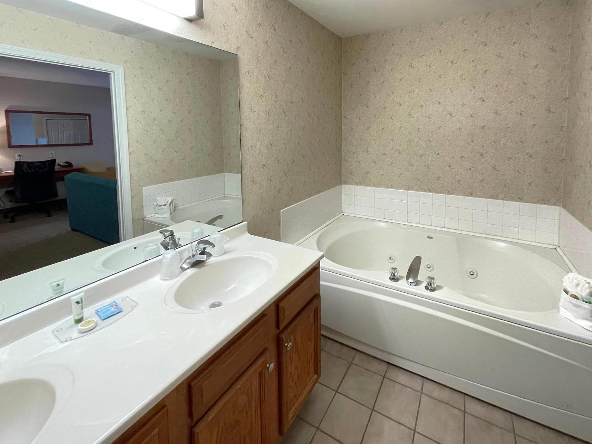 Deluxe Jacuzzi Suite
