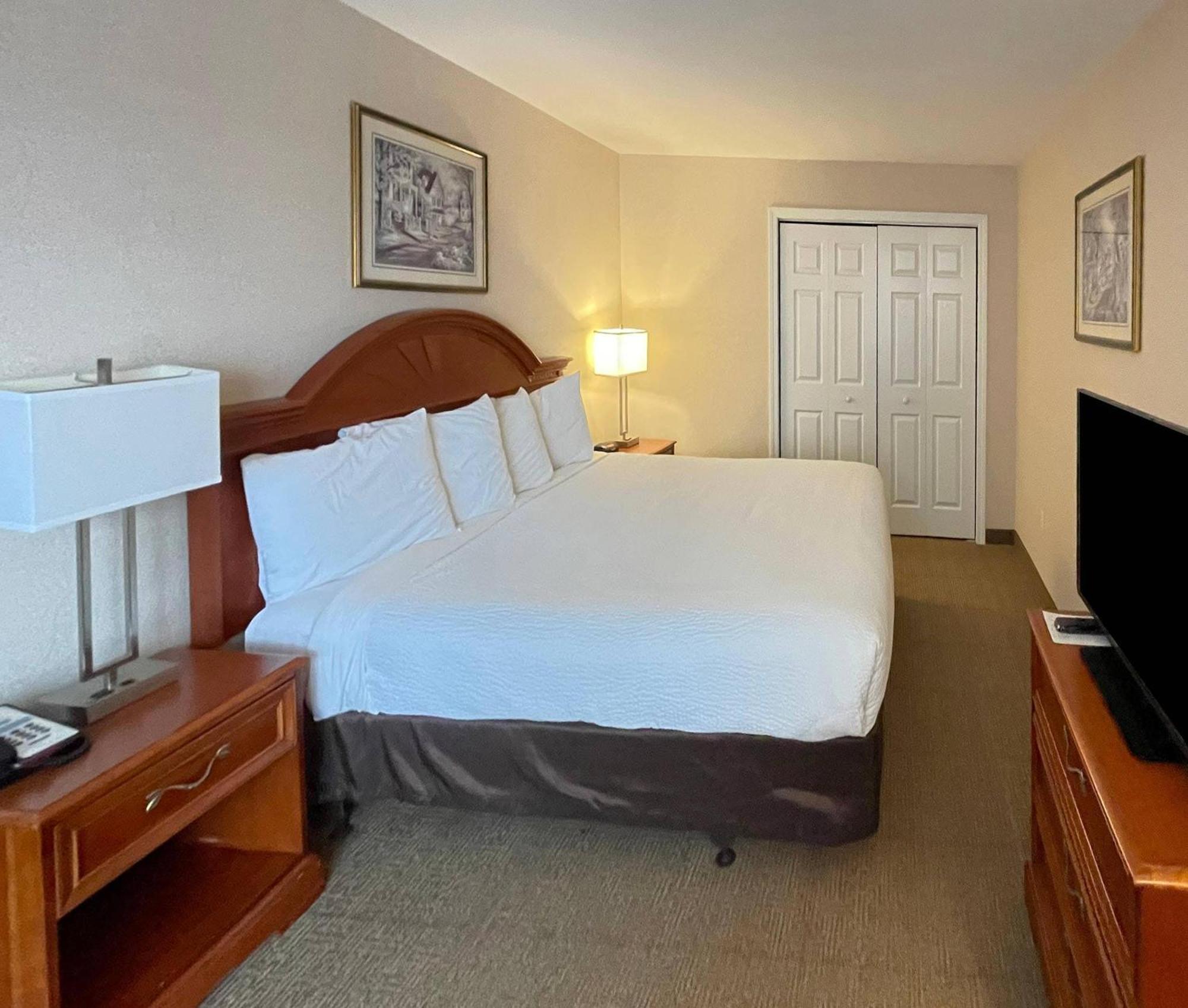 Deluxe Jacuzzi Suite