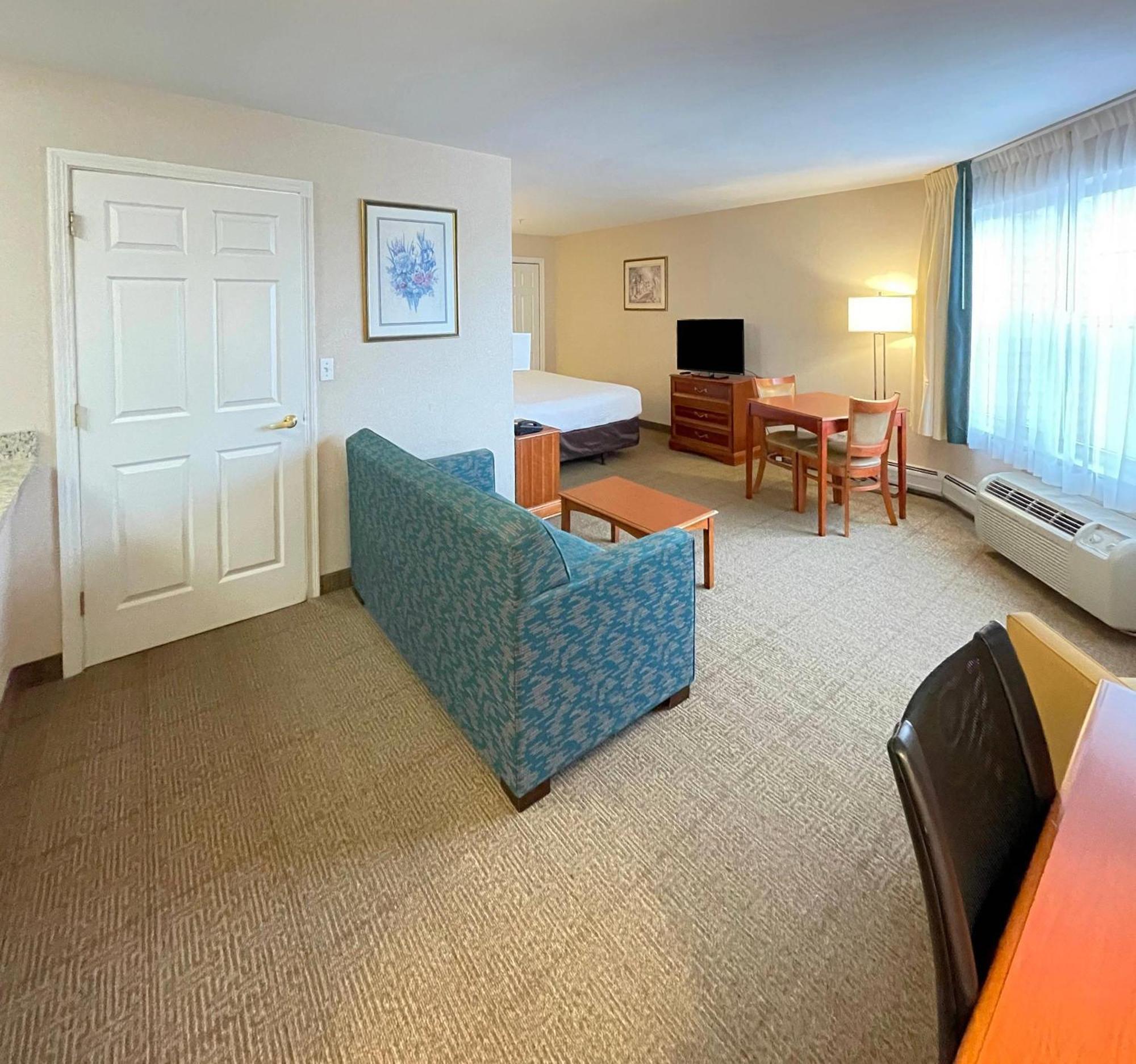 Deluxe Jacuzzi Suite