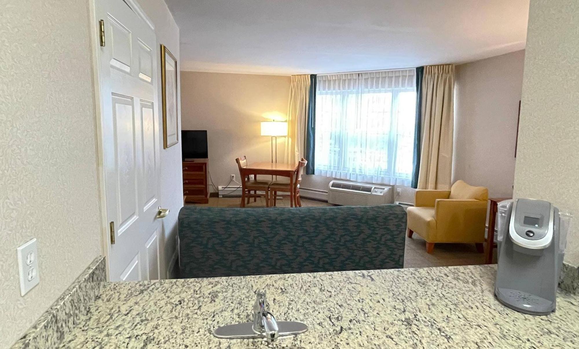 Deluxe Jacuzzi Suite