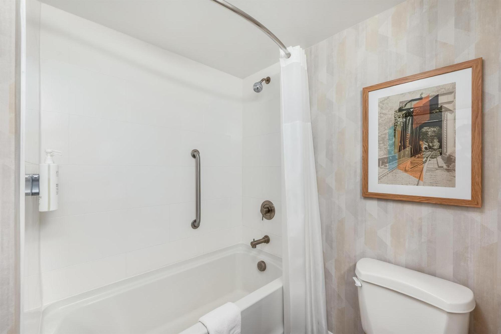 Queen Room Two Queen Beds Bath Tub