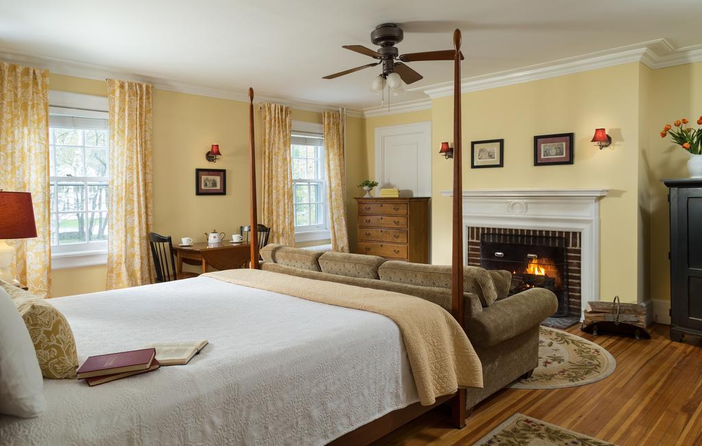 Room 2 - Estate King Room with fireplace (seasonal)