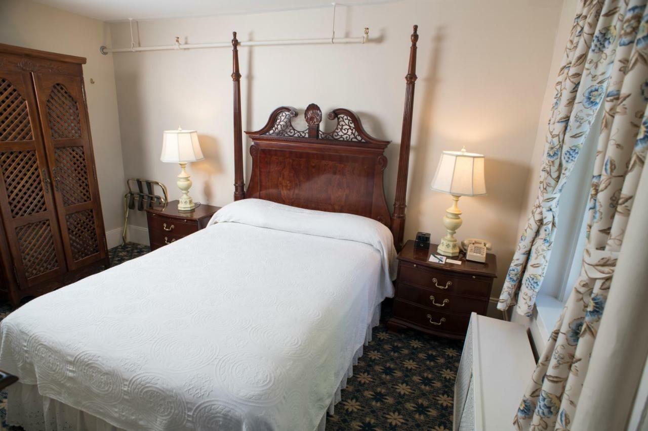 Deluxe Main Inn Room One Queen Bed