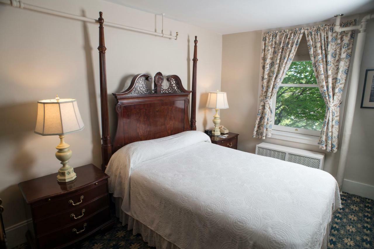 Deluxe Main Inn Room One Queen Bed