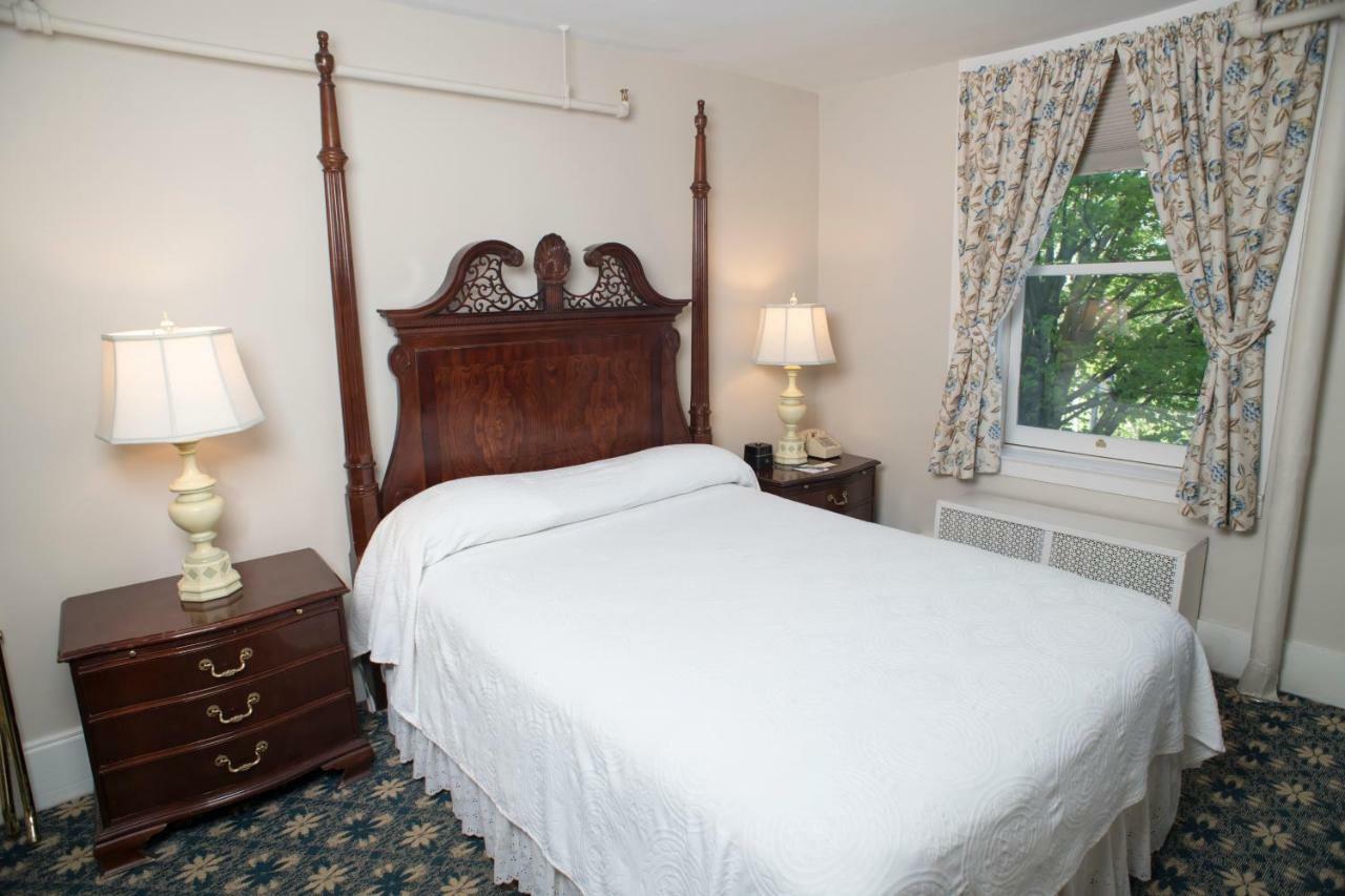 Deluxe Main Inn Room One Queen Bed
