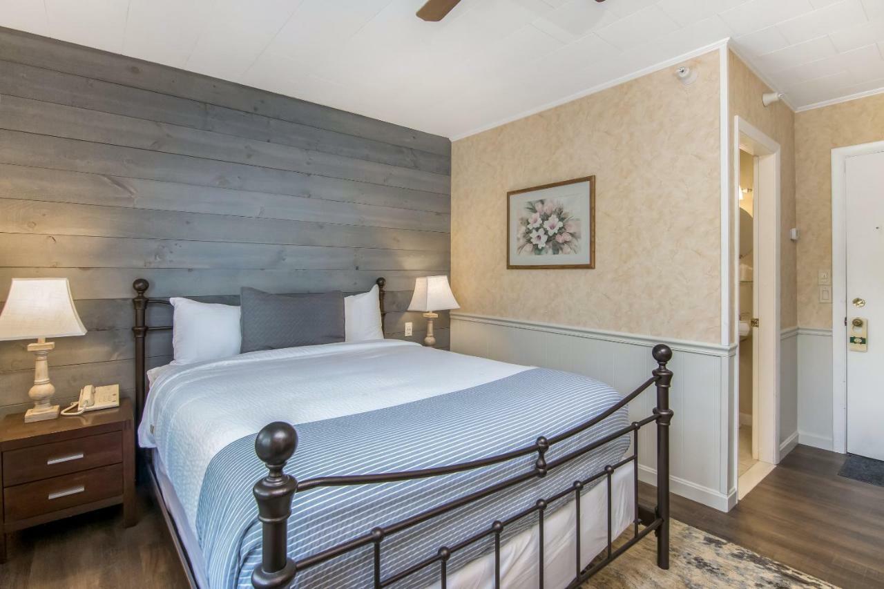 One Queen Room