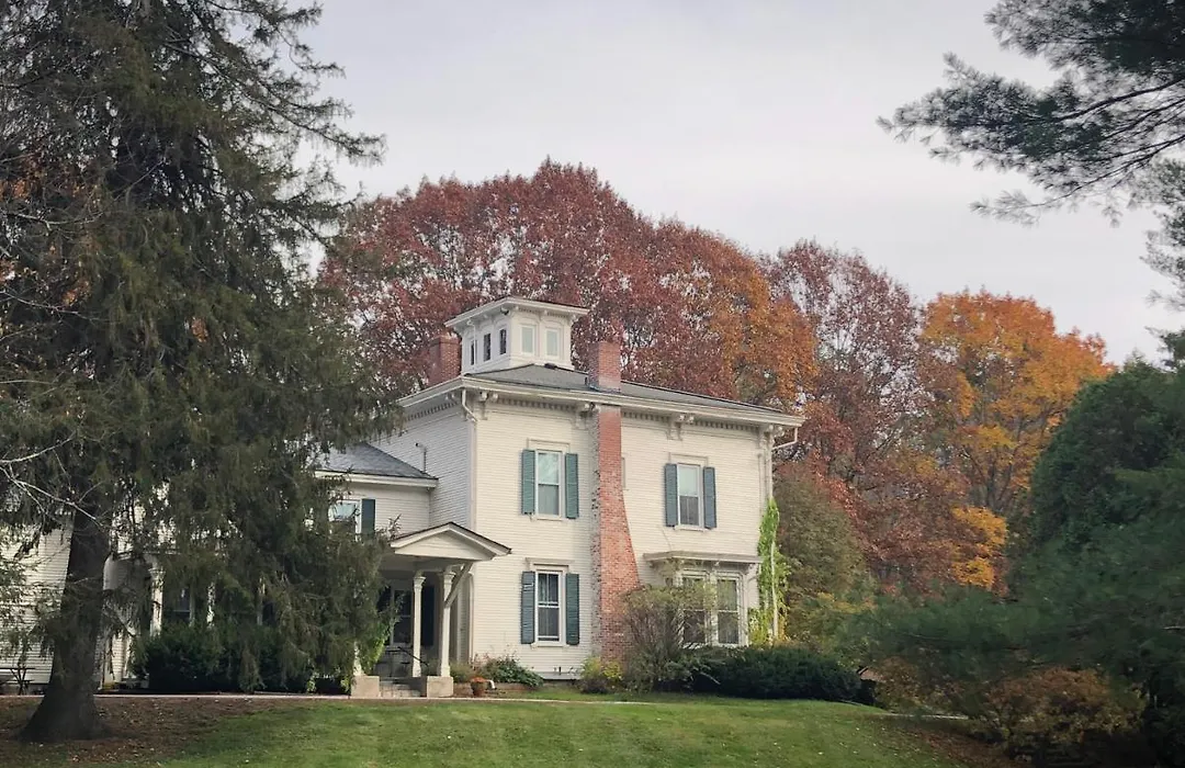 Antique Mansion B & B-1