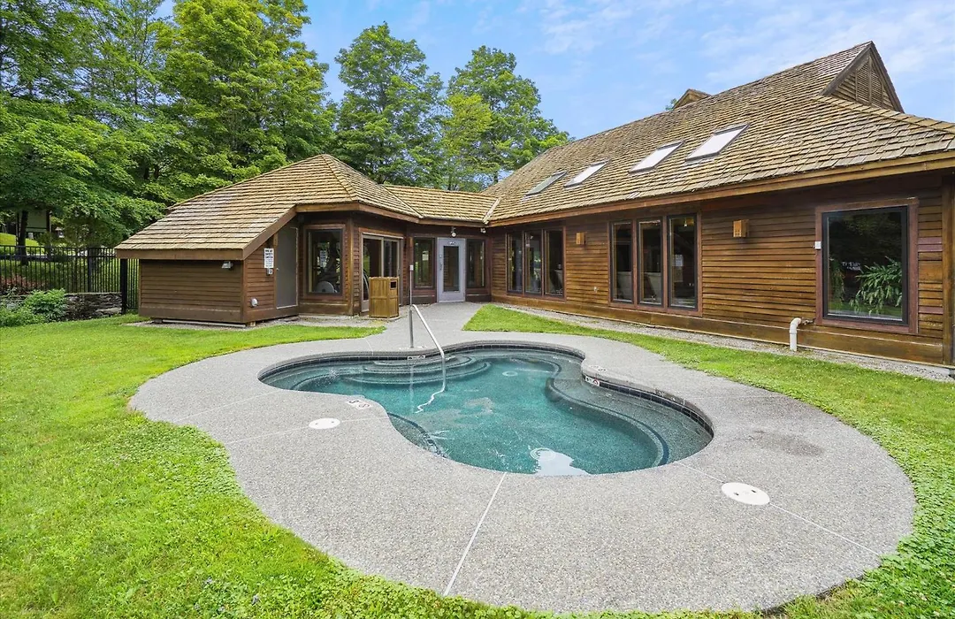 Highridge B16A Inviting Queen Room For Two With Access To Pool And Hot Tub-1
