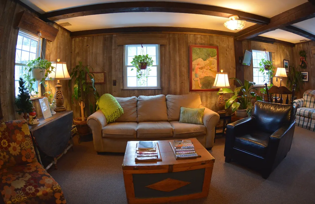 Hyde Away Inn-1