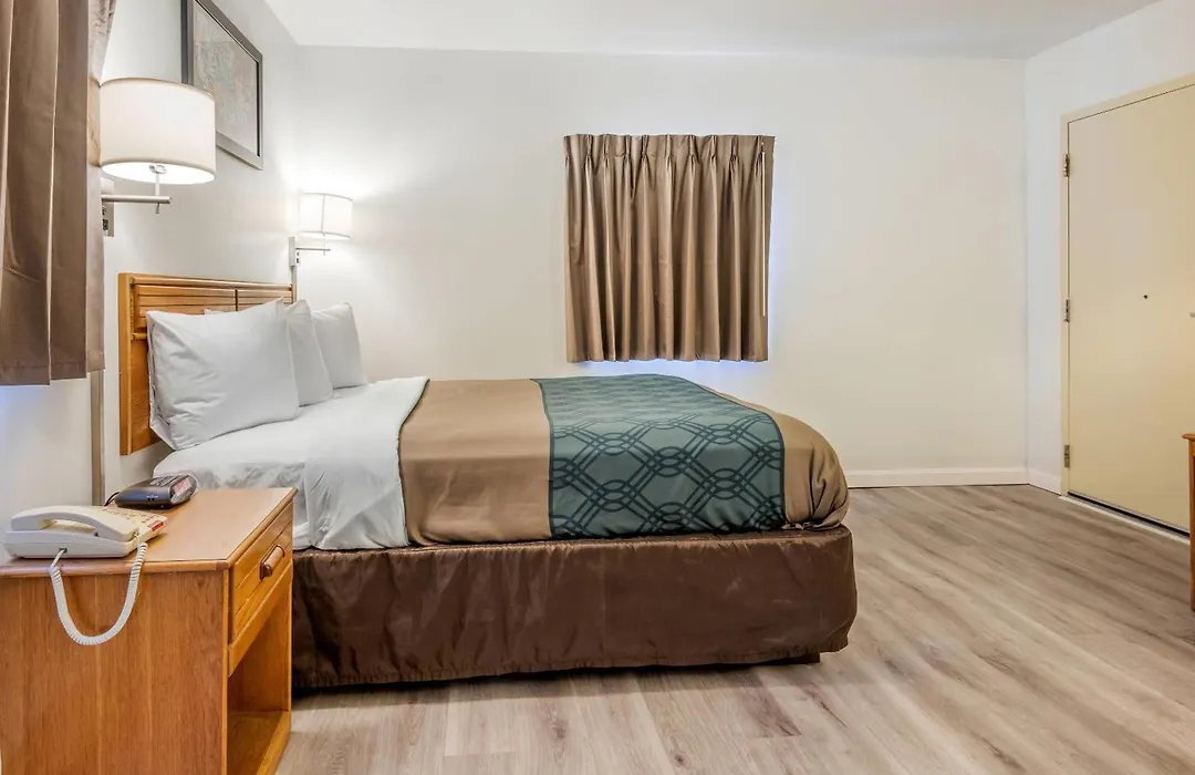 Econo Lodge Saint Albans-1