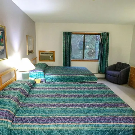 Cedarbrook Two Double Bed Standard Hotel Room 118-2
