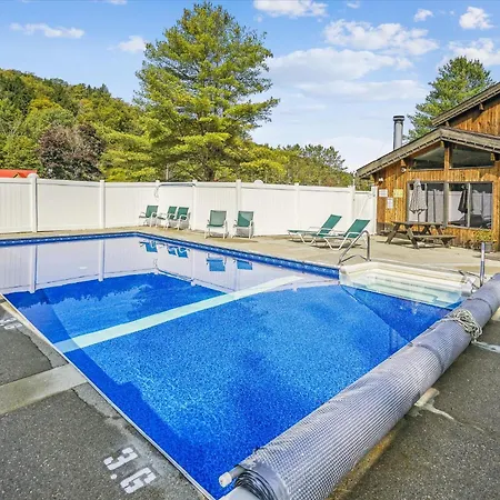 Cedarbrook Two Queen Bed Standard Hotel Room With Outdoor Heated Pool 104-3