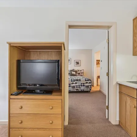 Deluxe One Bedroom Suite Located On First Floor With Outdoor Heated Pool 11517-3