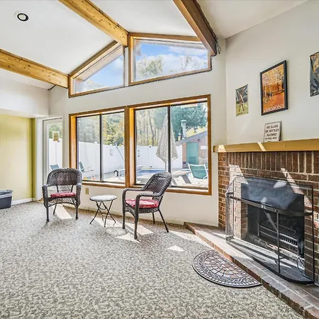Deluxe One Bedroom Suite Located On First Floor With Outdoor Heated Pool 11517-2