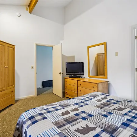 Cedarbrook Queen Suite 109-3