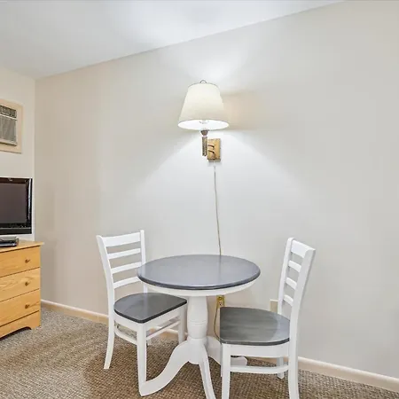Cedarbrook Queen Studio 107-3