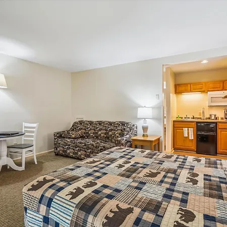 Cedarbrook Queen Studio 107-2