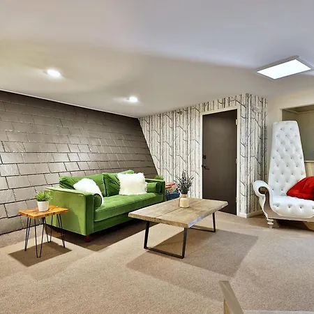 The Birch Ridge- Family Room #6 - Queen Bunkbed Suite In Killington, Vermont Hotel Room-2