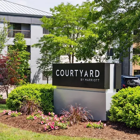 Courtyard Burlington Williston-2