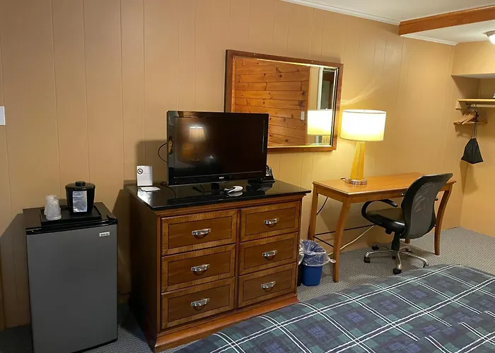 Island Pond Hotels